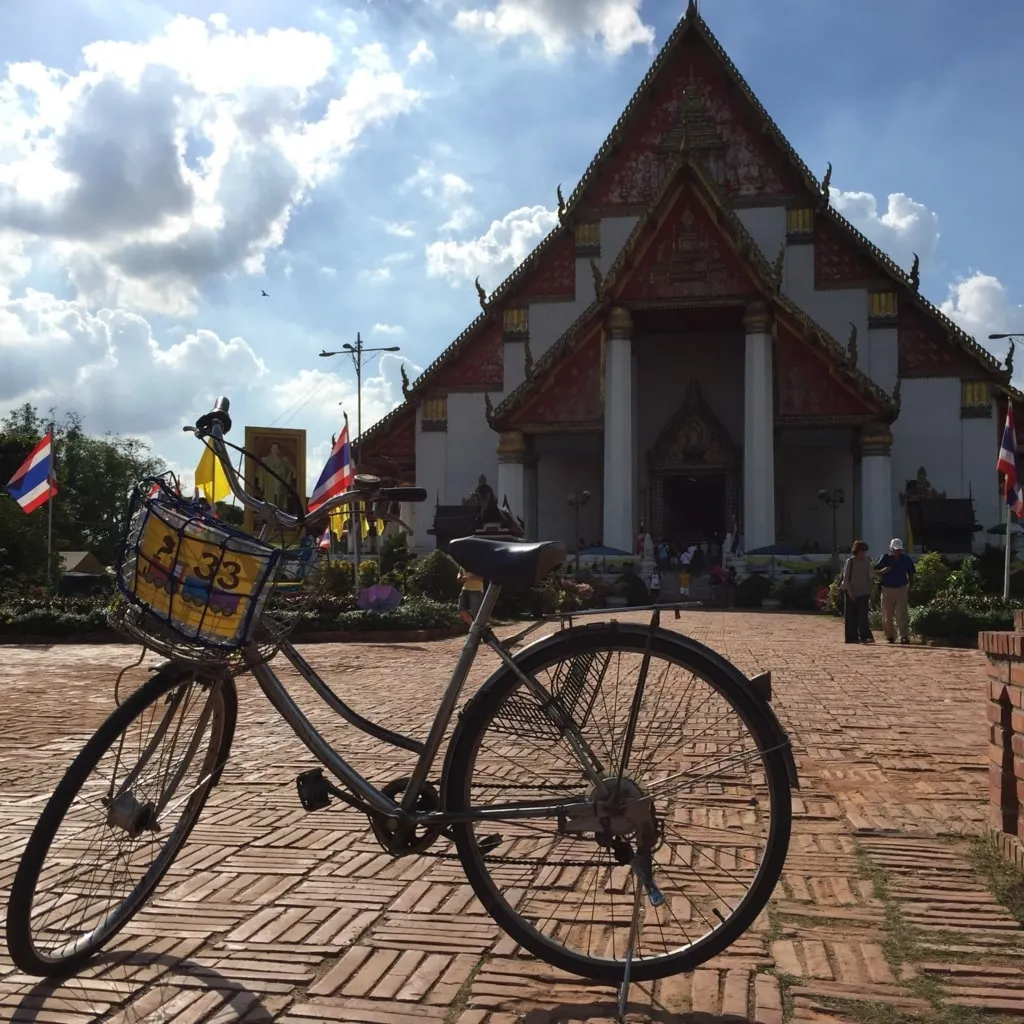 伝統的な遺跡とレンタサイクルのボロいチャリ