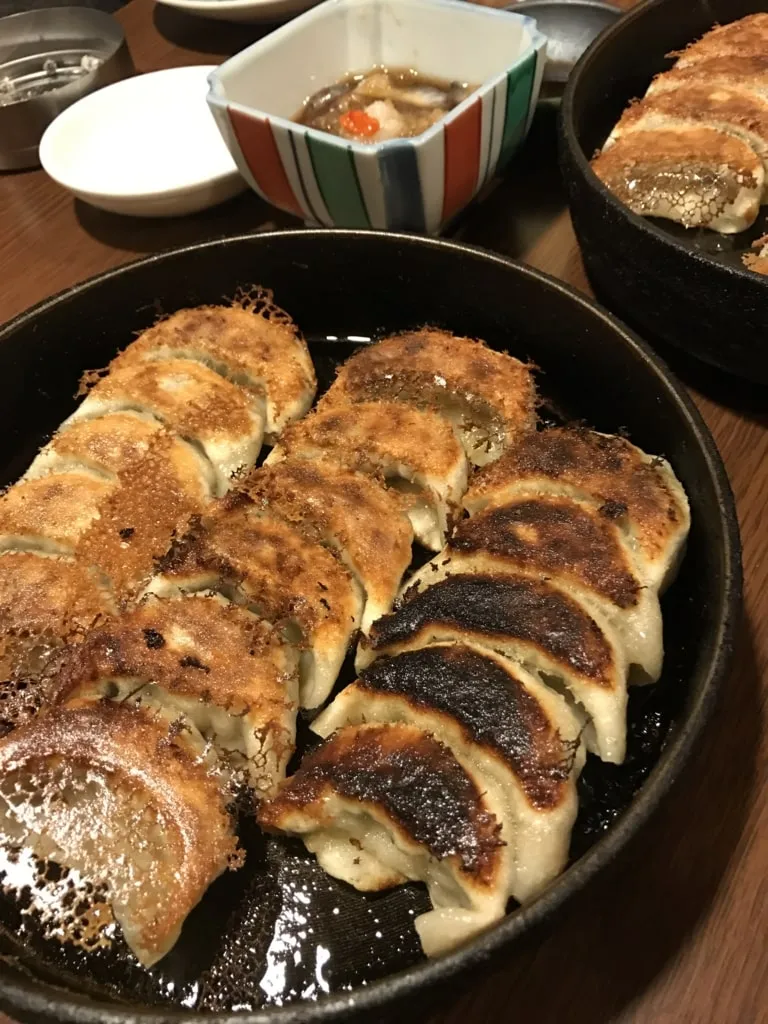 鉄なべ 餃子：一口餃子の定番