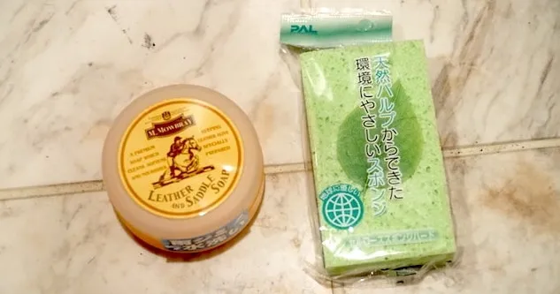 サドルソープとセルロース製のスポンジ
