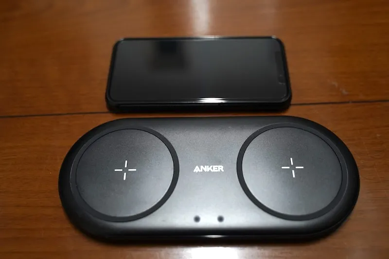 Anker PowerWave Dual PadとiPhone XSの比較