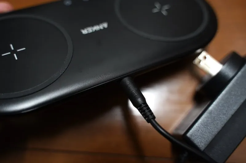 Anker PowerWave Dual PadにACアダプタを接続