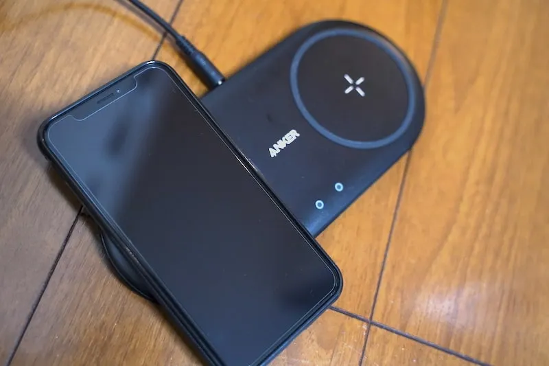 Anker PowerWave Dual PadでiPhone XSを充電