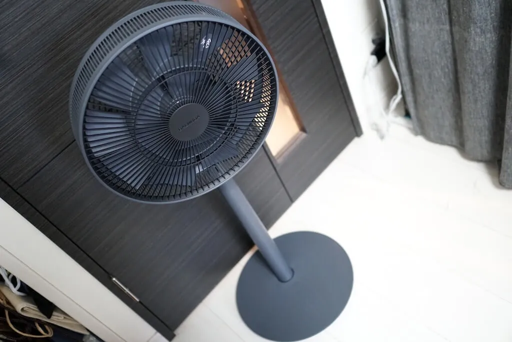 バルミューダの扇風機を組み立てた図