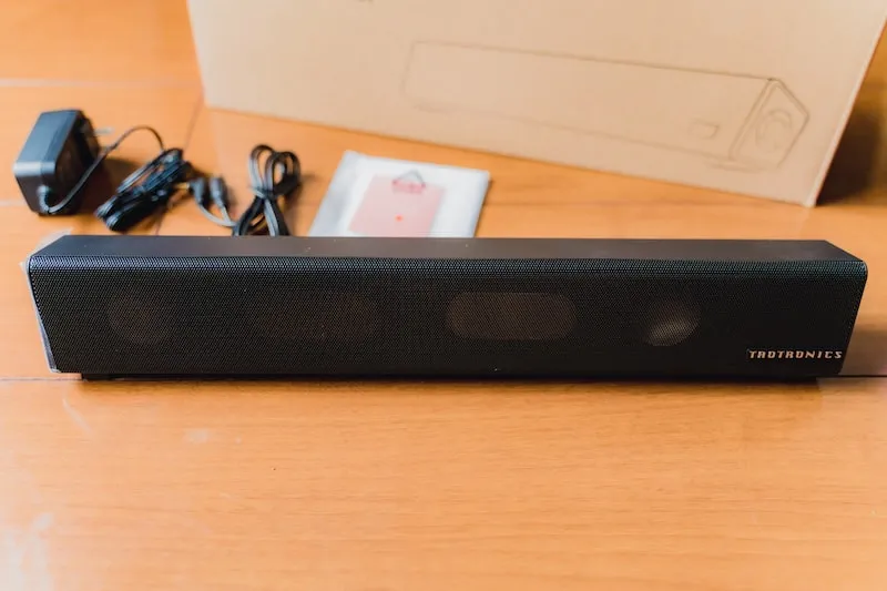 TaoTronics TT-SK025本体は最初は保護用のシートも貼られている