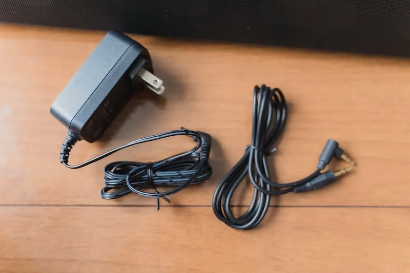 付属品はACアダプターとAUXケーブル