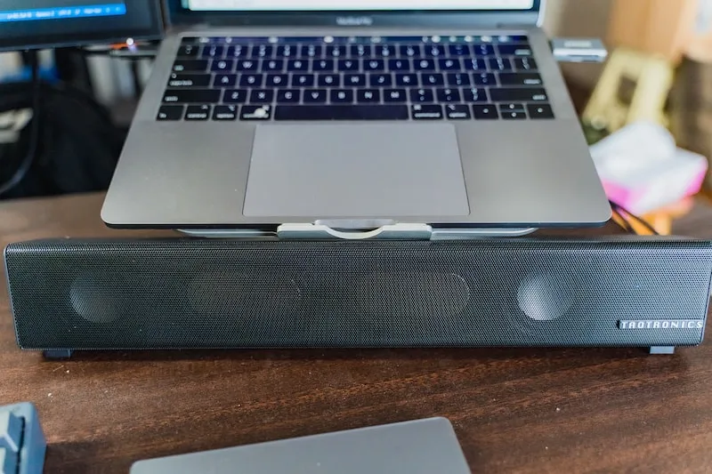 TaoTronics TT-SK025と13インチMacbook Proとのサイズ比較