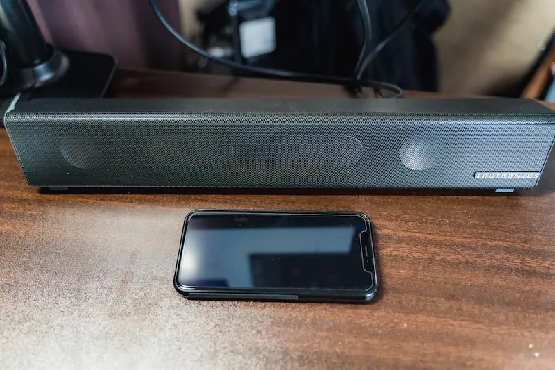 TaoTronics TT-SK025とiPhone XSとのサイズ比較