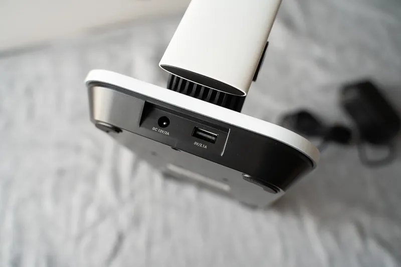 本体背面にACアダプターの接続口とUSBの給電ポートがついている