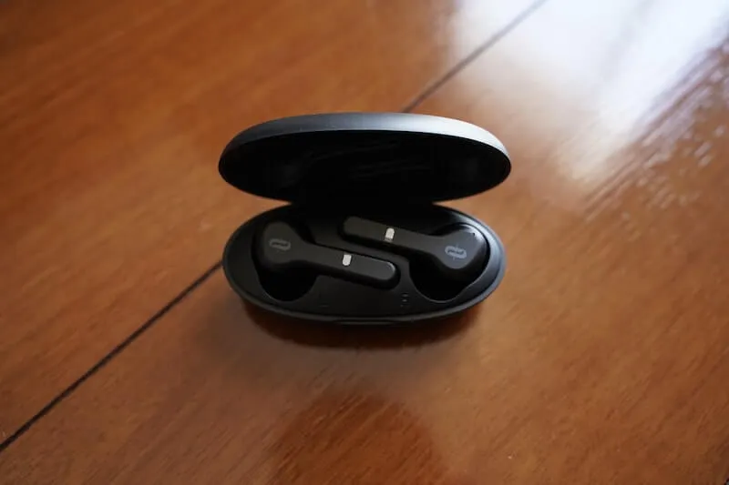 SoundLiberty５３の充電ケースとイヤホン
