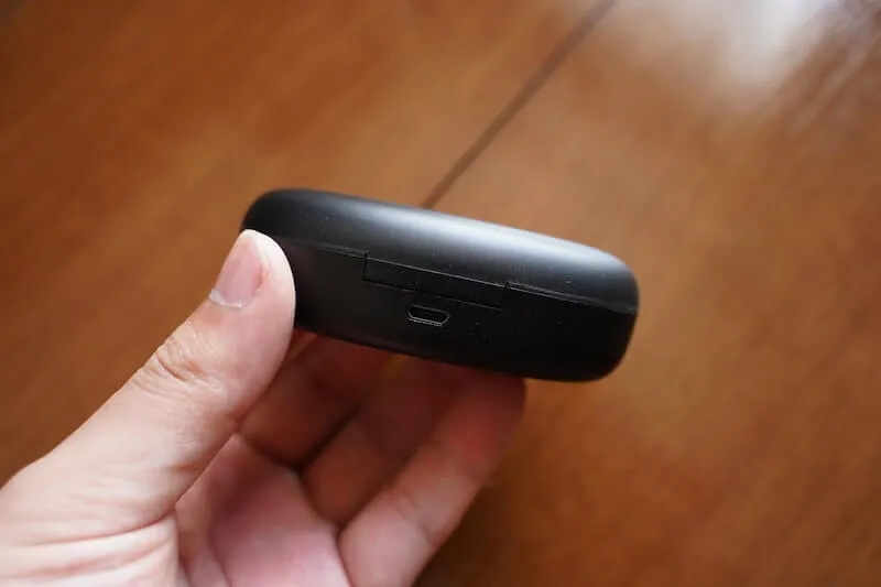 SoundLiberty 53の充電ケースの差込口