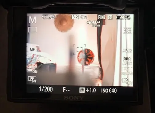 奥の扇風機にフォーカスが当たっている状態